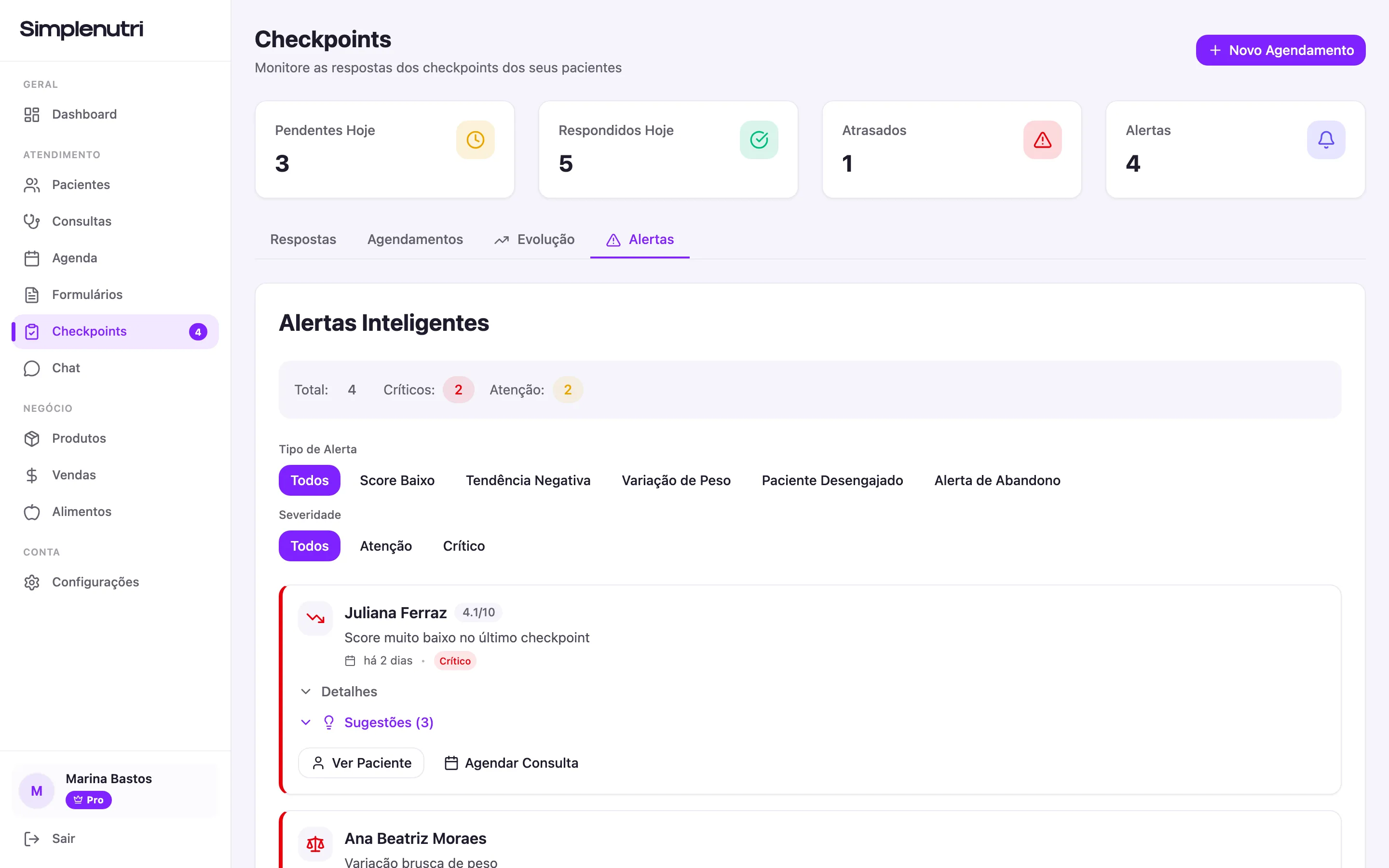 O painel Alertas Inteligentes com quatro alertas, os críticos ordenados primeiro com borda vermelha
