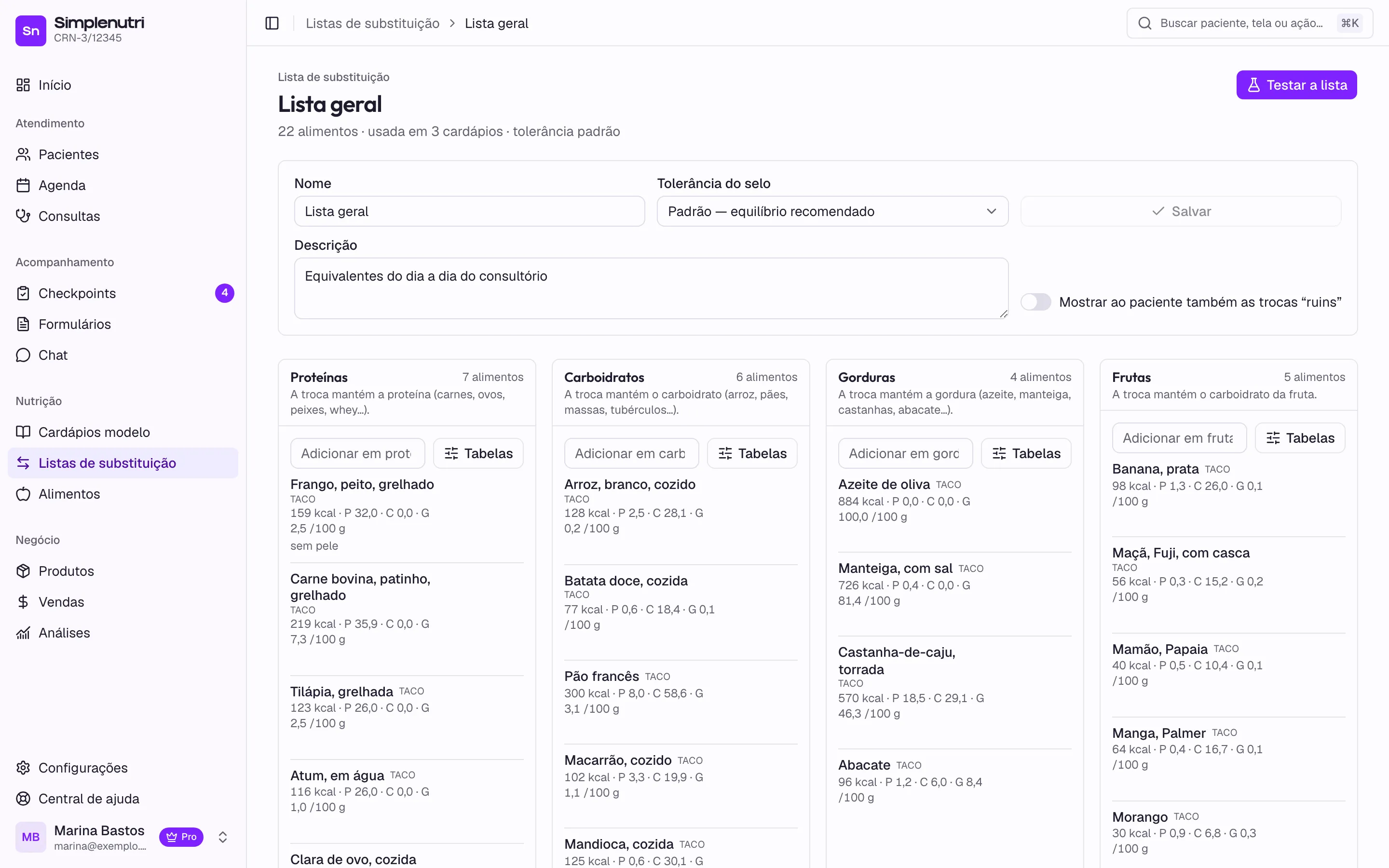 O editor: nome e tolerância no topo, um grupo por coluna. Cada alimento mostra kcal e macros por 100 g.